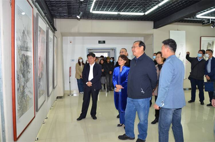 潍坊学院举办“喜迎二十大 礼赞新时代 奋进新征程”主题书画作品展
